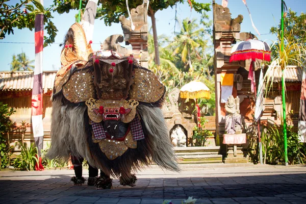 BALI, INDONÉSIA 9 DE ABRIL: Atores balineses durante um clássico nacional de dança balinesa desgaste formal em 9 de abril de 2012 em Bali, Indonésia. desgaste formal é muito popular show cultural em Bali . — Fotografia de Stock